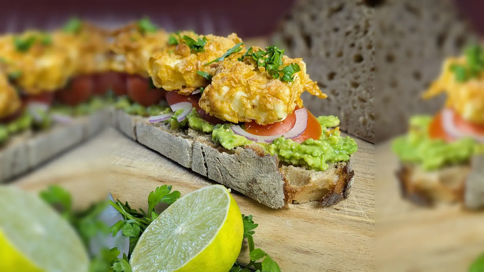Statt Butter ein Avocadobett, statt einer Scheibe Wurst oder Käse knusprige Feta-Häppchen: Die belegte Brotscheibe sorgt für einen Wow-Moment.    (Foto: Doreen Hassek/hauptstadtkueche.blogspot.com/dpa-tmn)
