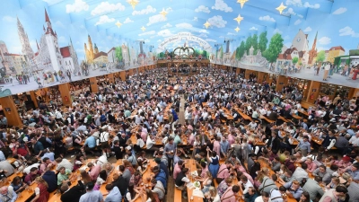 Tische in den Festzelten auf der Wiesn sind heiß begehrt: Besucher sollten sie dennoch ausschließlich direkt über die Websites der Festzelte reservieren. (Foto: Tobias Hase/dpa-tmn)