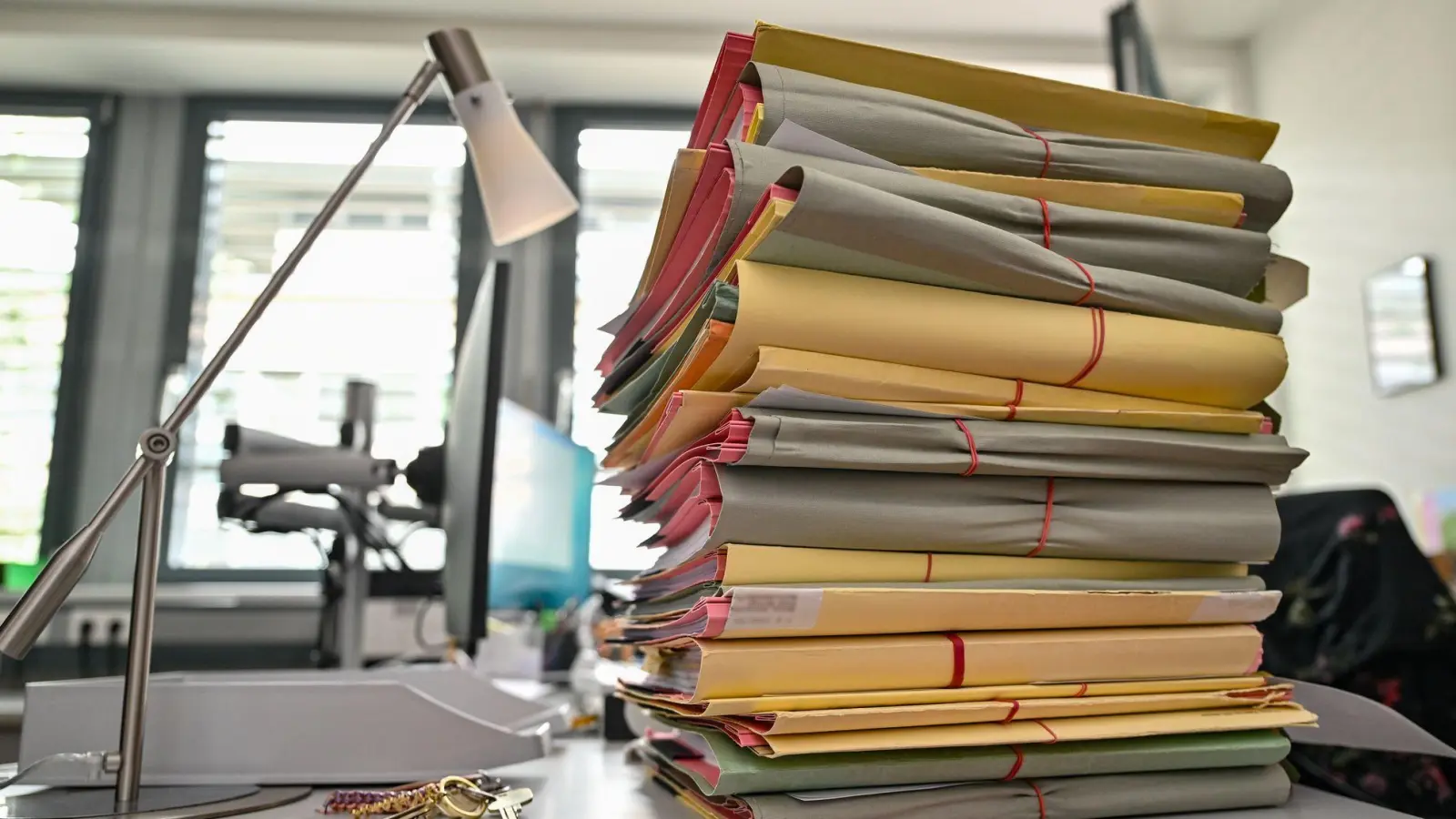Urteile enthalten viele sensible Informationen, die bisher eine Veröffentlichung verhindern. Eine neue KI-Software soll nun für mehr Transparenz sorgen. (Symbolbild) (Foto: Patrick Pleul/dpa)