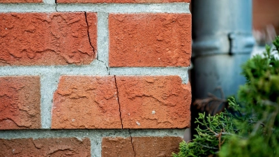 Frühjahrs-Check fürs Haus: Risse, Feuchtigkeit, Dach &amp; Dämmung im Blick behalten. (Foto: Hauke-Christian Dittrich/dpa/dpa-tmn)
