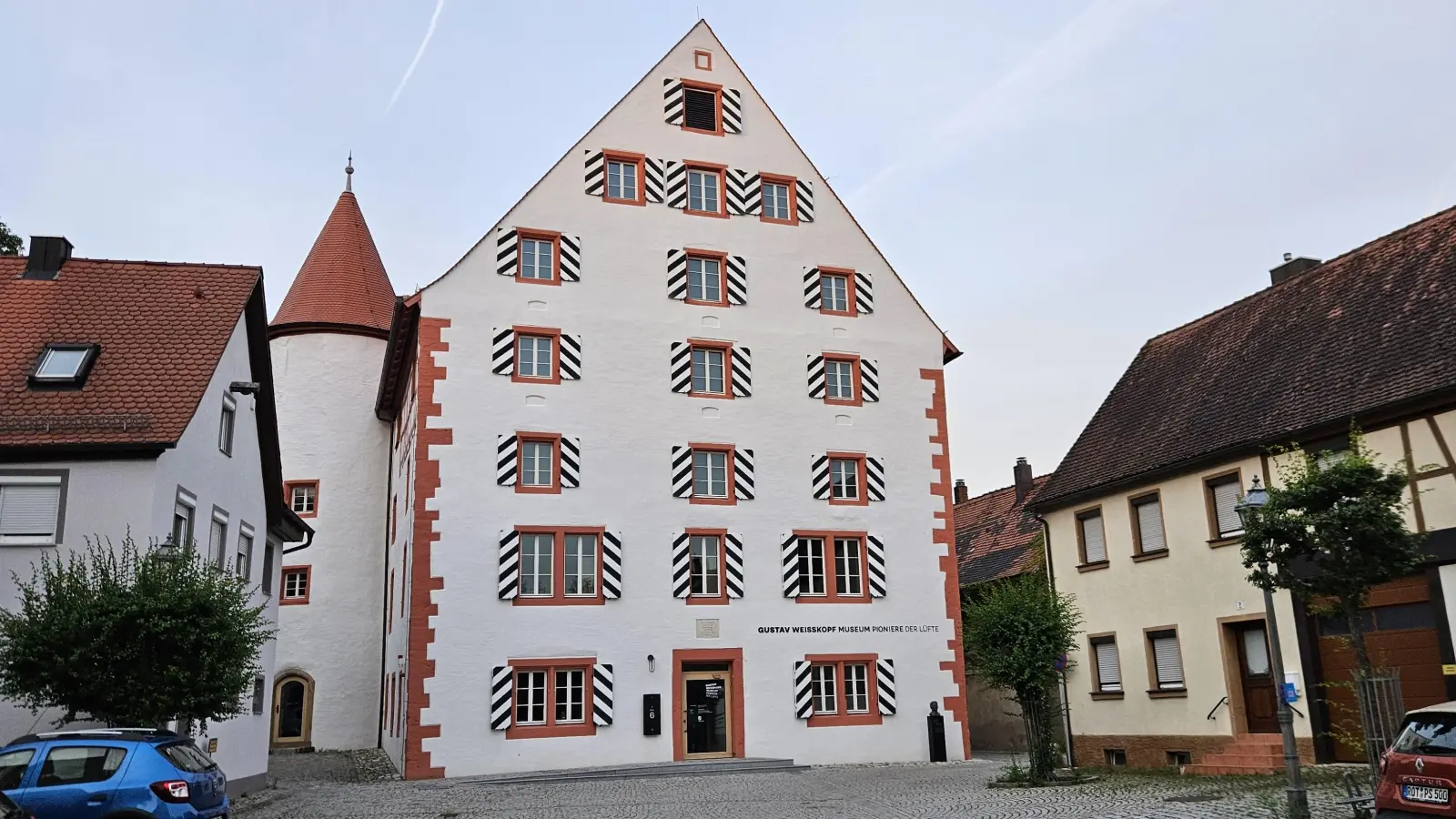 In die Sanierung des Landgerichtsgebäudes und die Einrichtung des Flugpioniermuseums hat die Stadt Leutershausen in den letzten Jahren viele Millionen Euro investiert. Den Großteil davon bekommt sie von Zuschussgebern zurück. Doch weil die Auszahlungen auf sich warten lassen, gerät jetzt der Haushalt in Schieflage. (Foto: Wolfgang Grebenhof)