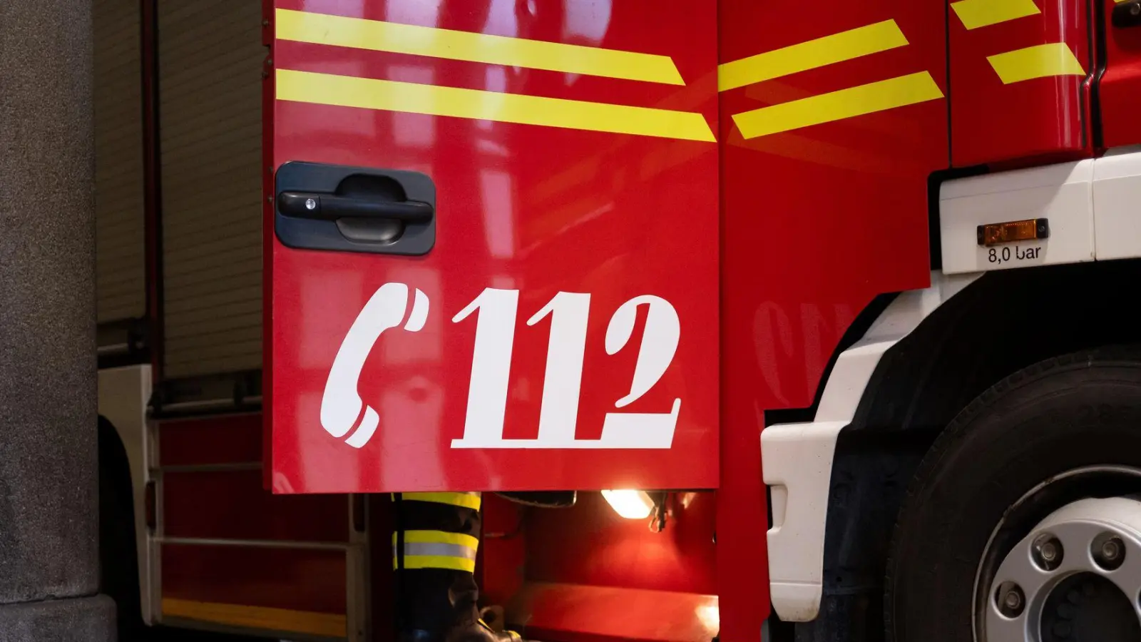 Die Feuerwehr lässt das Kohlenstoffdioxid kontrolliert aus den Hallen ab. (Symbolbild) (Foto: Niklas Treppner/dpa)