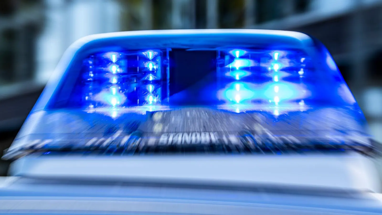 Mehrere Polizeistreifen waren am Freitagabend in Lehrberg im Einsatz, als ein 54-Jähriger mit einem Messer einen 55-Jährigen angriff. (Symbolbild: David Inderlied/dpa)