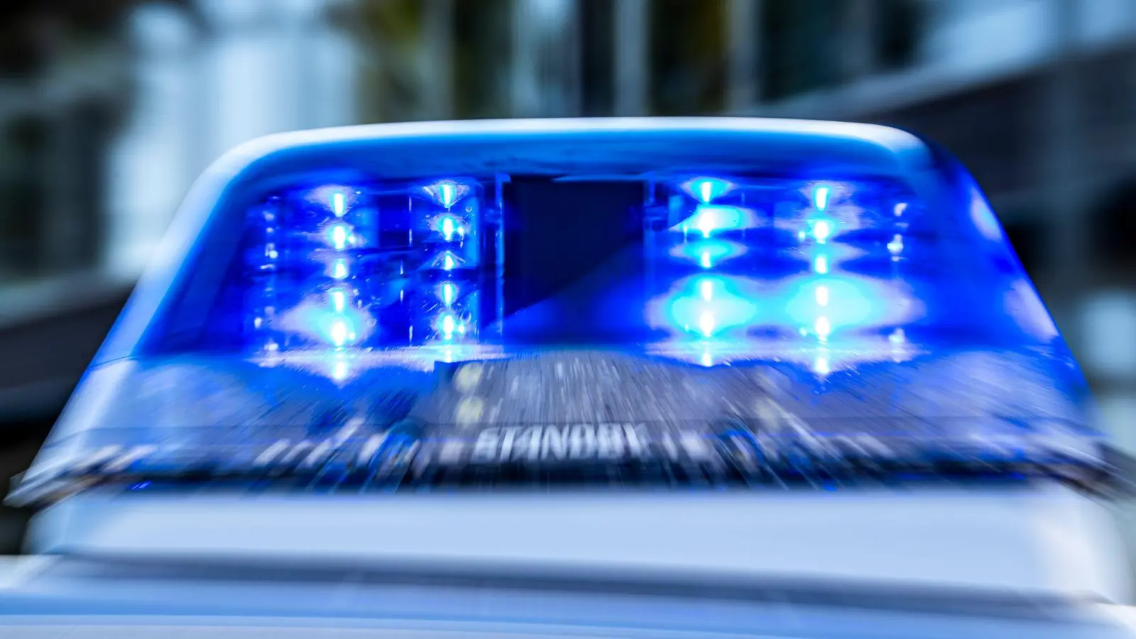 Mehrere Polizeistreifen waren am Freitagabend in Lehrberg im Einsatz, als ein 54-Jähriger mit einem Messer einen 55-Jährigen angriff. (Symbolbild: David Inderlied/dpa)