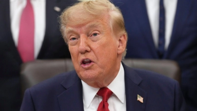 US-Präsident Donald Trump schließt aus, dass die USA für ein gedrosseltes Tempo bei der KI-Entwicklung sorgen. (Archivbild) (Foto: Jacquelyn Martin/AP/dpa)