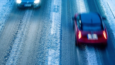 Autofahrer müssen sich zum Wochenende auf glatte Straßen einstellen. (Symbolbild) (Foto: Armin Weigel/dpa)