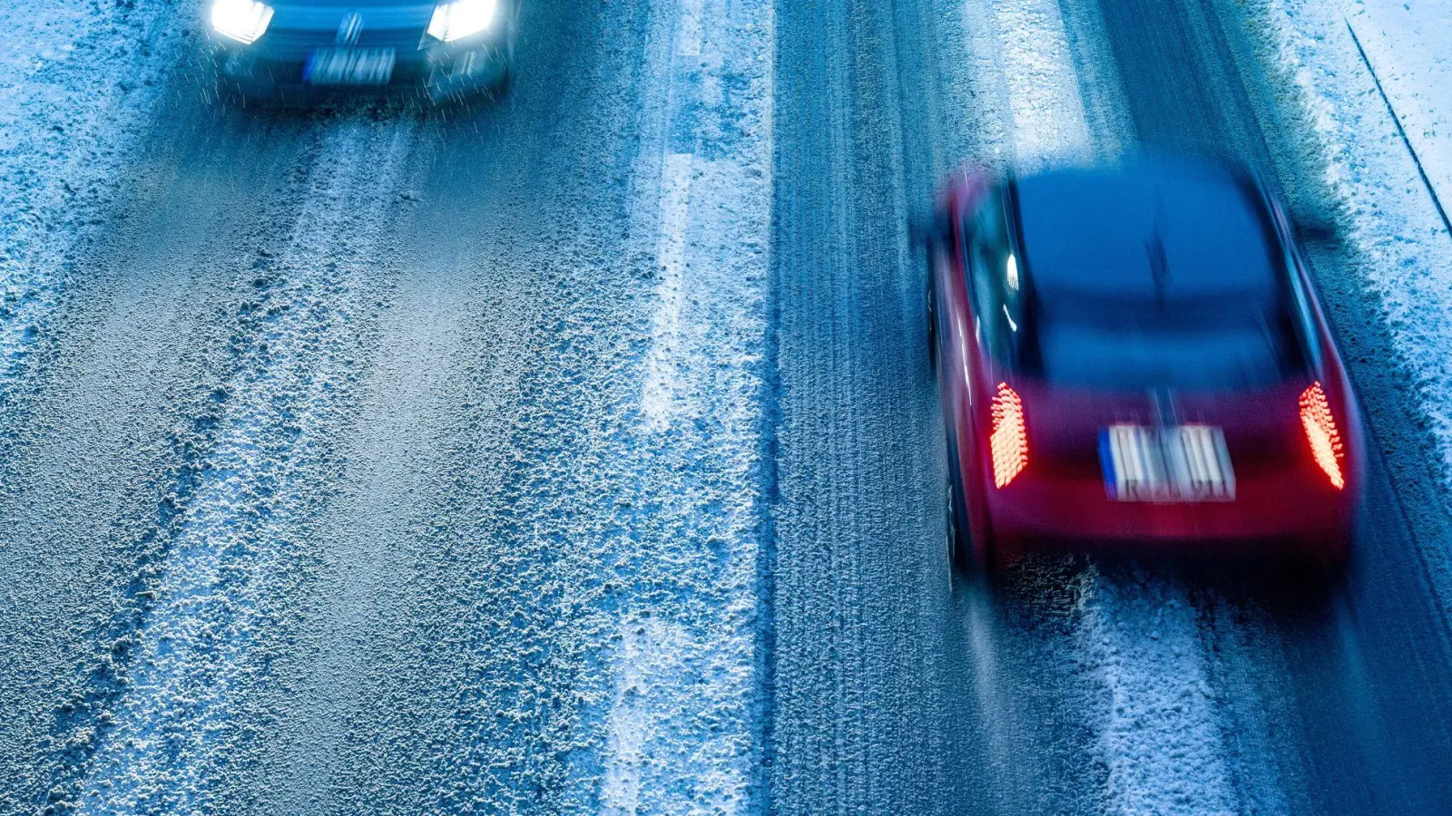 Autofahrer müssen sich zum Wochenende auf glatte Straßen einstellen. (Symbolbild) (Foto: Armin Weigel/dpa)