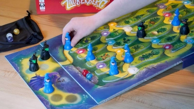 Das Brettspiel &quot;Zauberberg&quot; hat Spieleexperten in diesem Jahr so überzeugt, dass sie es zum Kinderspiel des Jahres ernannt haben. (Foto: Marcus Brandt/dpa)