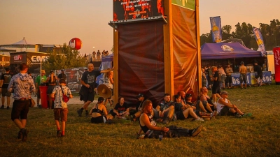Erschöpft von der Hitze und froh über den Sonnenuntergang ruhen sich diese Fans aus. (Foto: Martina Haas)