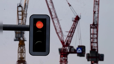 Viele deutsche Unternehmen investieren wenig - und wenn, dann eher im Ausland. Die bayerischen Industrie- und Handelskammern machen ihrer Enttäuschung über die neue Bundesregierung Luft. (Symbolbild) (Foto: Soeren Stache/dpa)