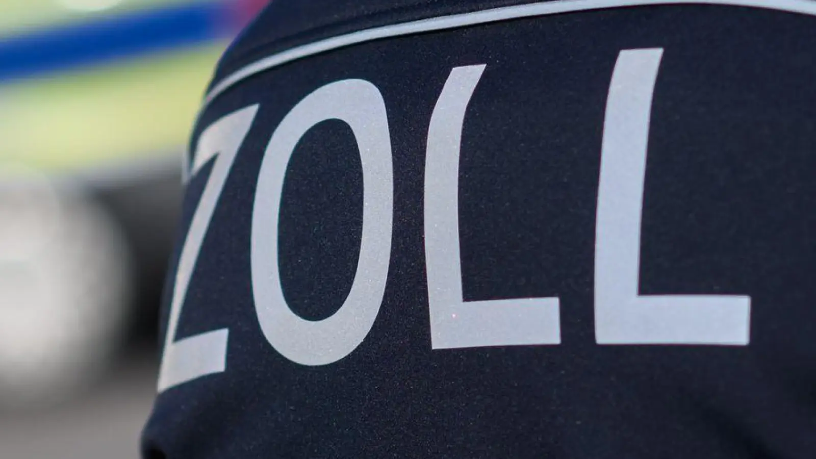 Die Zöllner ziehen den Transporter auf der A3 aus dem Verkehr, um ihn zu kontrollieren. (Symbolbild) (Foto: Julian Stratenschulte/dpa)