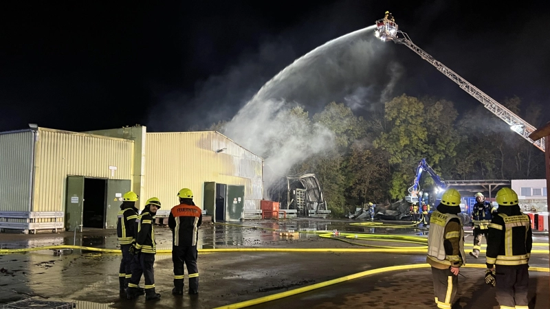 Die Polizei hat einen Mann festgenommen, der den verheerenden Brand bei Electrolux in Rothenburg verursacht haben soll. (Archivbild: NEWS5 / Pascal Höfig)