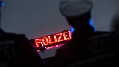 Beamte nahmen einen Fan fest. (Symbolbild) (Foto: Marijan Murat/dpa)