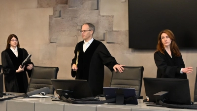 Die Kammer unter Vorsitz von Matthias Held (Mitte) entschied am Mittwoch am Landgericht Ansbach, dass ein zweites psychiatrisches Gutachten des Beschuldigten benötigt wird. (Foto: Anna Beigel)