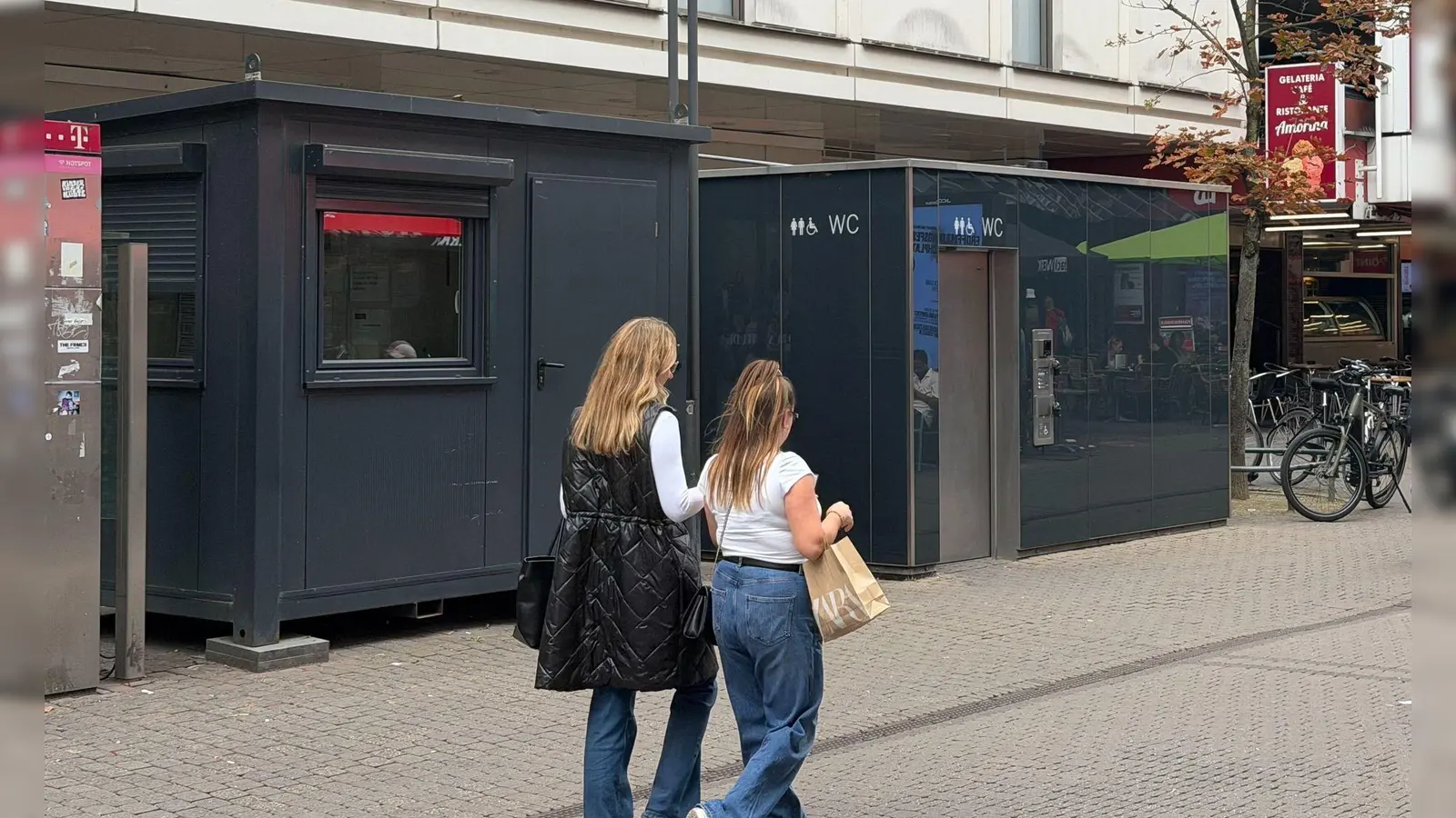 Diese Toilette in der Kölner Innenstadt wird ständig bewacht - und das ist ganz schön teuer. (Foto: Dominik Kotzur/dpa)