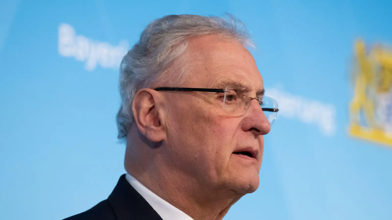 Bayerns Innenminister Joachim Herrmann (CSU) nahm die bayerischen Behörden gegen Kritik aus der Bundesregierung in Schutz. (Archivbild) (Foto: Sven Hoppe/dpa)