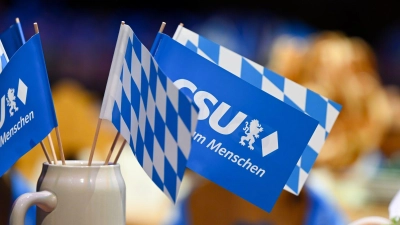 Bier gehört nicht nur bei vielen Besuchern der CSU am politischen Aschermittwoch dazu.  (Foto: Sven Hoppe/dpa)