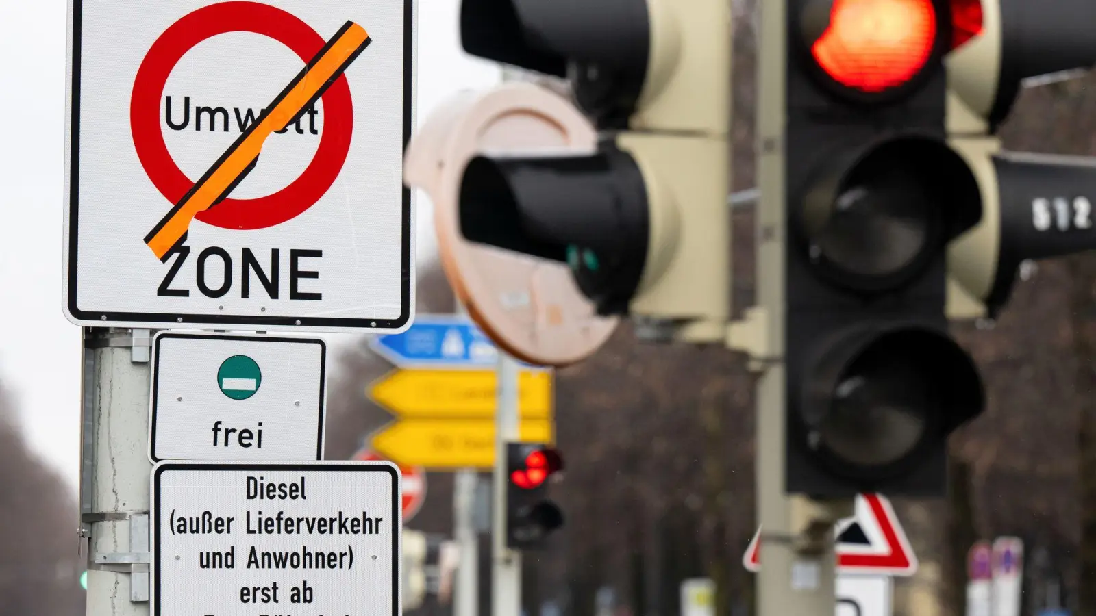 Der Stadtrat muss entscheiden, ob und wie das Diesel-Fahrverbot verschärft wird. (Foto: Sven Hoppe/dpa)