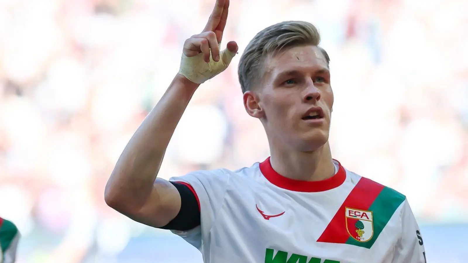 Anton Kade lässt die Augsburger jubeln. (Foto: Daniel Löb/dpa)