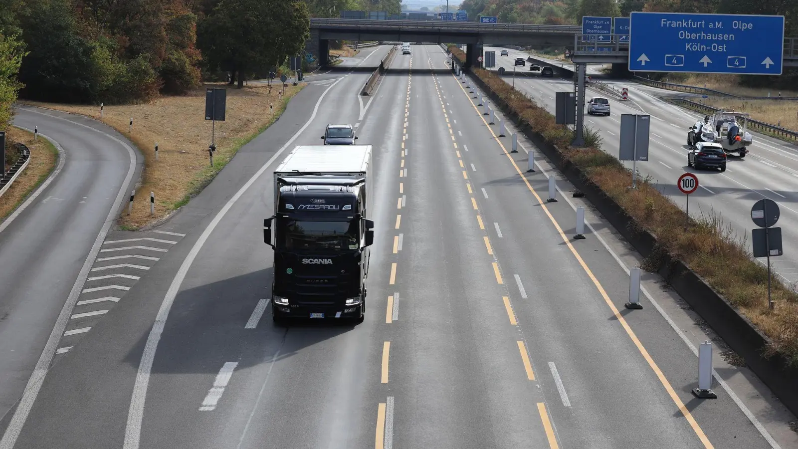 Fast alle Bundesländer haben das Fahrverbot für Lkw an Sonn- und Feiertagen vorübergehend aufgehoben. (Foto: Sascha Thelen/dpa)