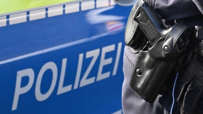 Der 19-Jährige soll die Polizisten mit einer abgebrochenen Glasflasche bedroht haben. (Symbolbild) (Foto: Bernd Weißbrod/dpa)