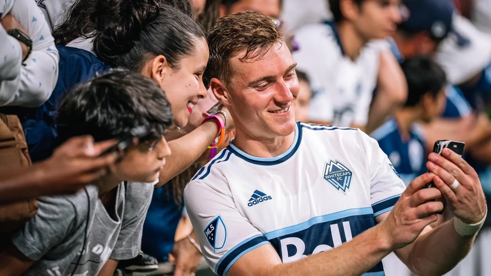 „Bitte recht freundlich“: Julian Gressel beim Selfie-Schießen mit Fans. (Foto: Vancouver Whitecaps/Bob Frid)