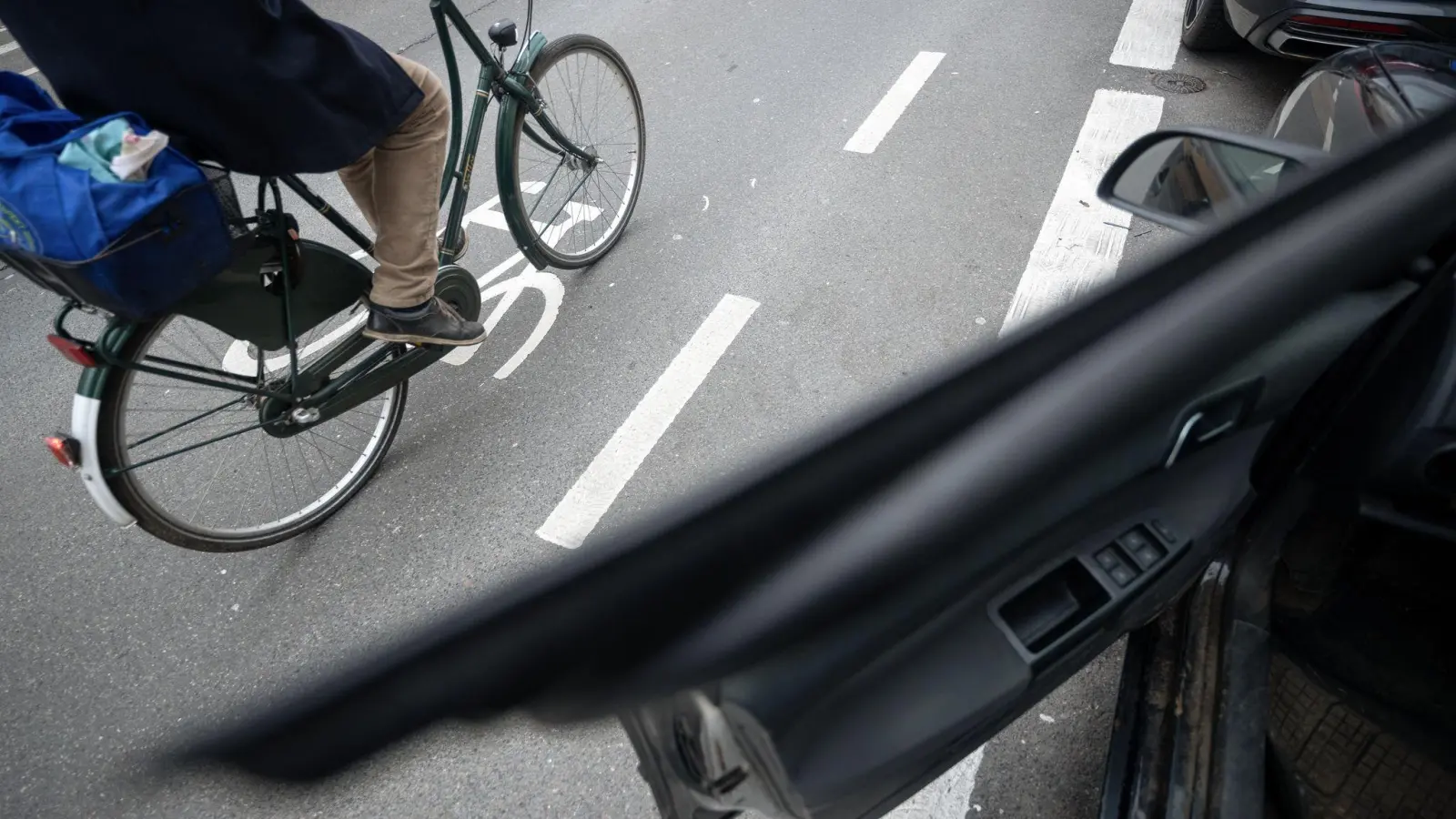 Regierung plant verpflichtende Türwarnsysteme für KfZ-Hersteller (Archivbild) (Foto: Sebastian Gollnow/dpa)