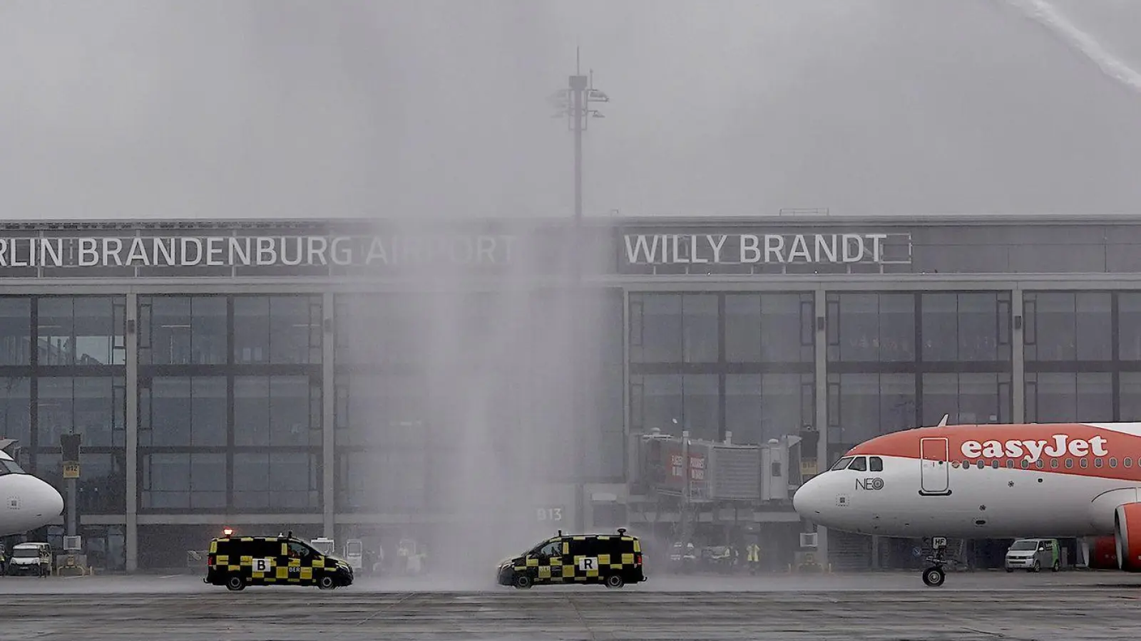 Am 30. Oktober 2020 landeten die ersten Flugzeuge am Hauptstadtflughafen BER. (Archivbild) (Foto: Michael Kappeler/dpa)