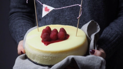 Käsekuchen ist nicht nur ein deutscher Klassiker: Die Franzosen nennen ihn Tarte au fromage blanc, die Italiener Torta di Ricotta und in den USA ist es der New York Cheesecake - hier im Foto eine Variante mit Himbeersauce.  (Foto: Doreen Hassek/dekoreenberlin.blogspot.com/dpa-tmn)