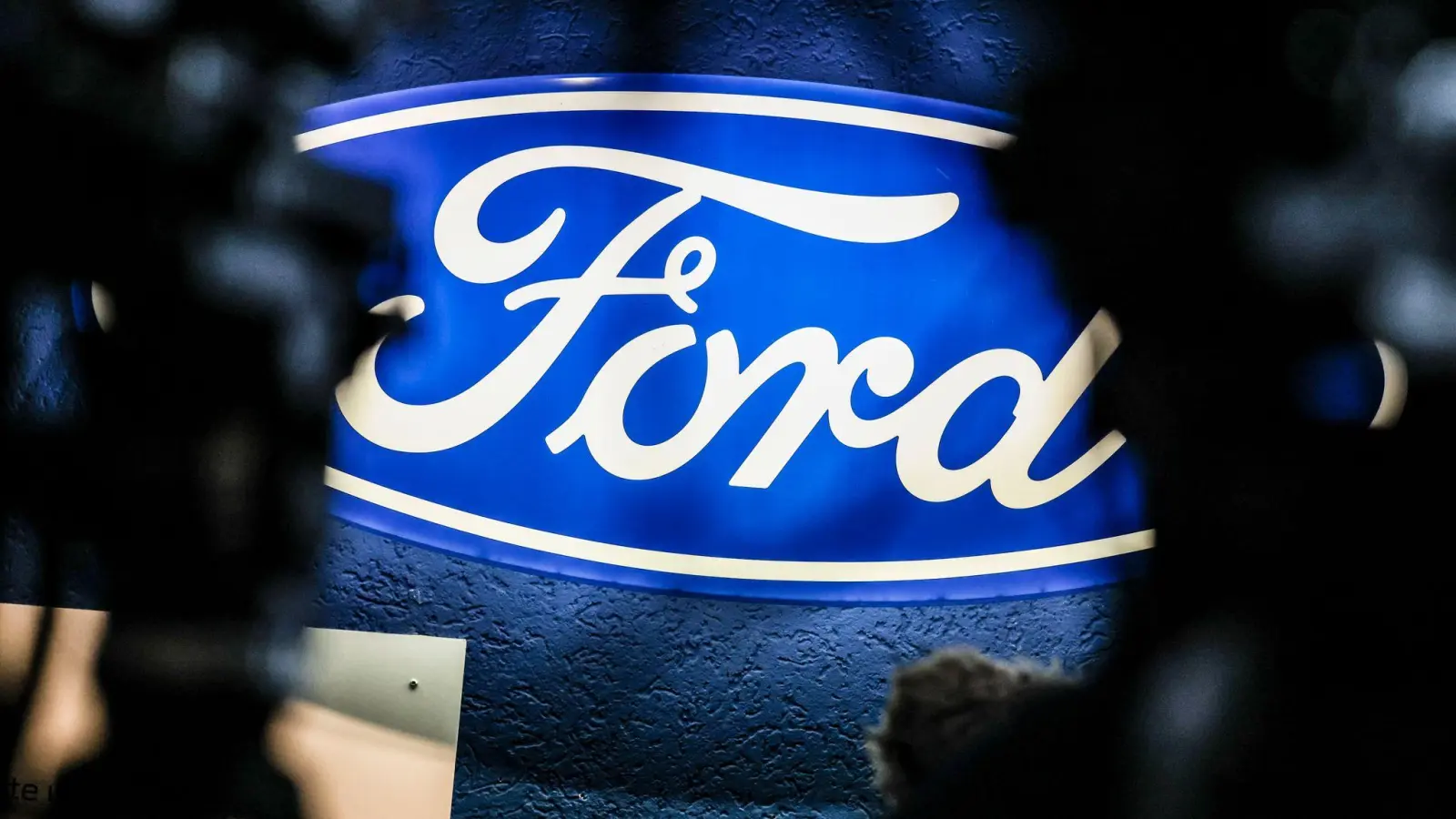 Das Ford-Logo im strahlenden Glanz - bleibt es auch in Zukunft wichtig in Köln? (Foto: Christoph Reichwein/dpa)