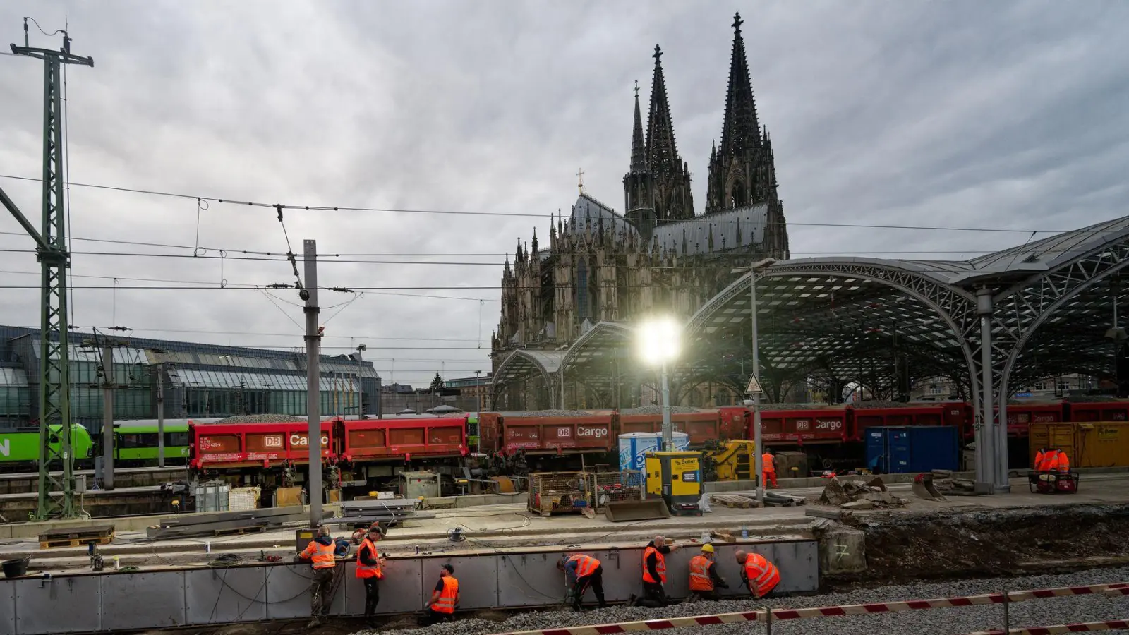Zehn Tage lang sind Arbeiter nun an der Strecke rund um den Kölner Hauptbahnhof beschäftigt. Unter anderem werden Weichen und Oberleitungen erneuert. (Foto: Henning Kaiser/dpa)