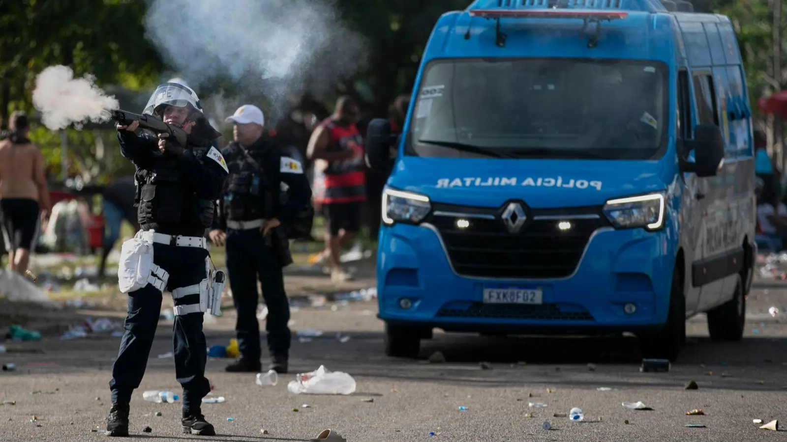 Die Polizei stößt in Rio de Janeiro mit Flamengo-Fußballfans zusammen. (Foto: Bruna Prado/AP/dpa)