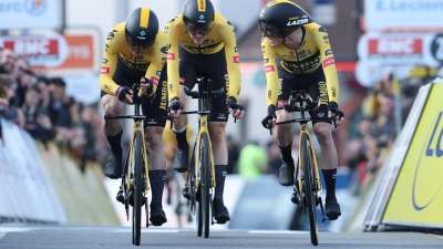 Jonas Vingegaard und das Team Jumbo-Visma holten sich den Sieg im Mannschaftszeitfahren. (Foto: David Pintens/Belga/dpa)