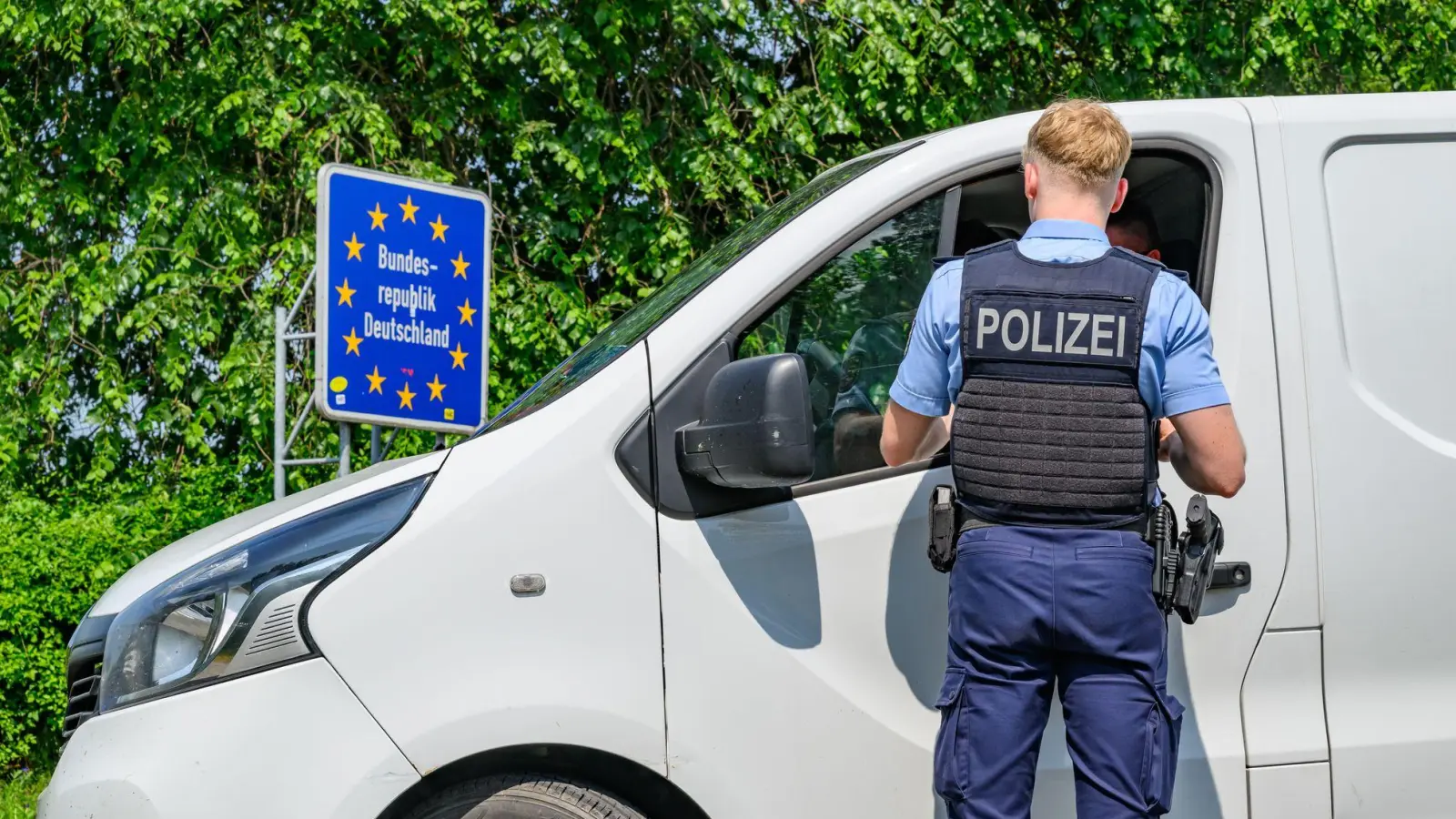 Wann die vorübergehend eingeführten deutschen Grenzkontrollen enden, ist noch nicht absehbar. Bundesinnenminister Alexander Dobrindt (CSU) hat sich erst kürzlich wieder um ein halbes Jahr verlängert. (Symbolbild) (Foto: Patrick Pleul/dpa)