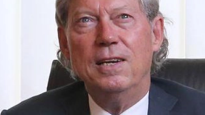 Der Schönheitschirurg wird am Sonntag für einen Tag zum Prediger. (Archivbild) (Foto: Karl-Josef Hildenbrand/dpa)