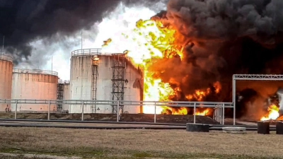 In ihrem Abwehrkampf gegen Moskaus Angriffskrieg gelangen der Ukraine immer wieder empfindliche Schläge russische Ölanlagen. (Archivbild)  (Foto: Uncredited/Russian Emergency Ministry Press Service/AP/dpa)