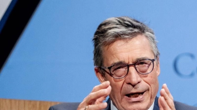 Der frühere Nato-Generalsekretär Anders Fogh Rasmussen (l) wirbt für einen Zusammenschluss der demokratischen Mittelmächte. Hier redet er mit dem  ehemaligen britischen Premierminister James Cameron auf einem Demokratie-Gipfel in Kopenhagen. (Archivbild) (Foto: Mads Claus Rasmussen/Ritzau Scanpix/AP/dpa)