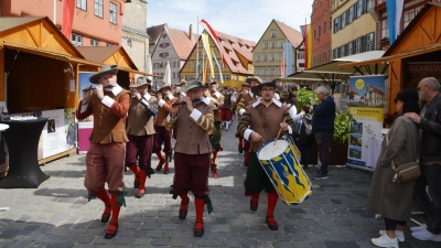 Der Dinkelsbühler Zunftreigen mit Trommlern und Pfeifern zog bei der Jubiläumsfeier der Romantischen Straße auf den Weinmarkt ein (Foto: Peter Tippl)