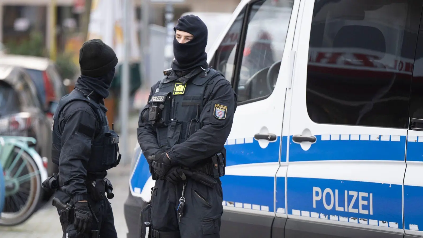 Bei einer bundesweiten Razzia nahm die Polizei mehrere vermeintliche Verschwörer fest, darunter Thomas T. aus dem Landkreis Ansbach. Doch wer ist der unauffällige Familienvater? (Foto: Boris Roessler/dpa)