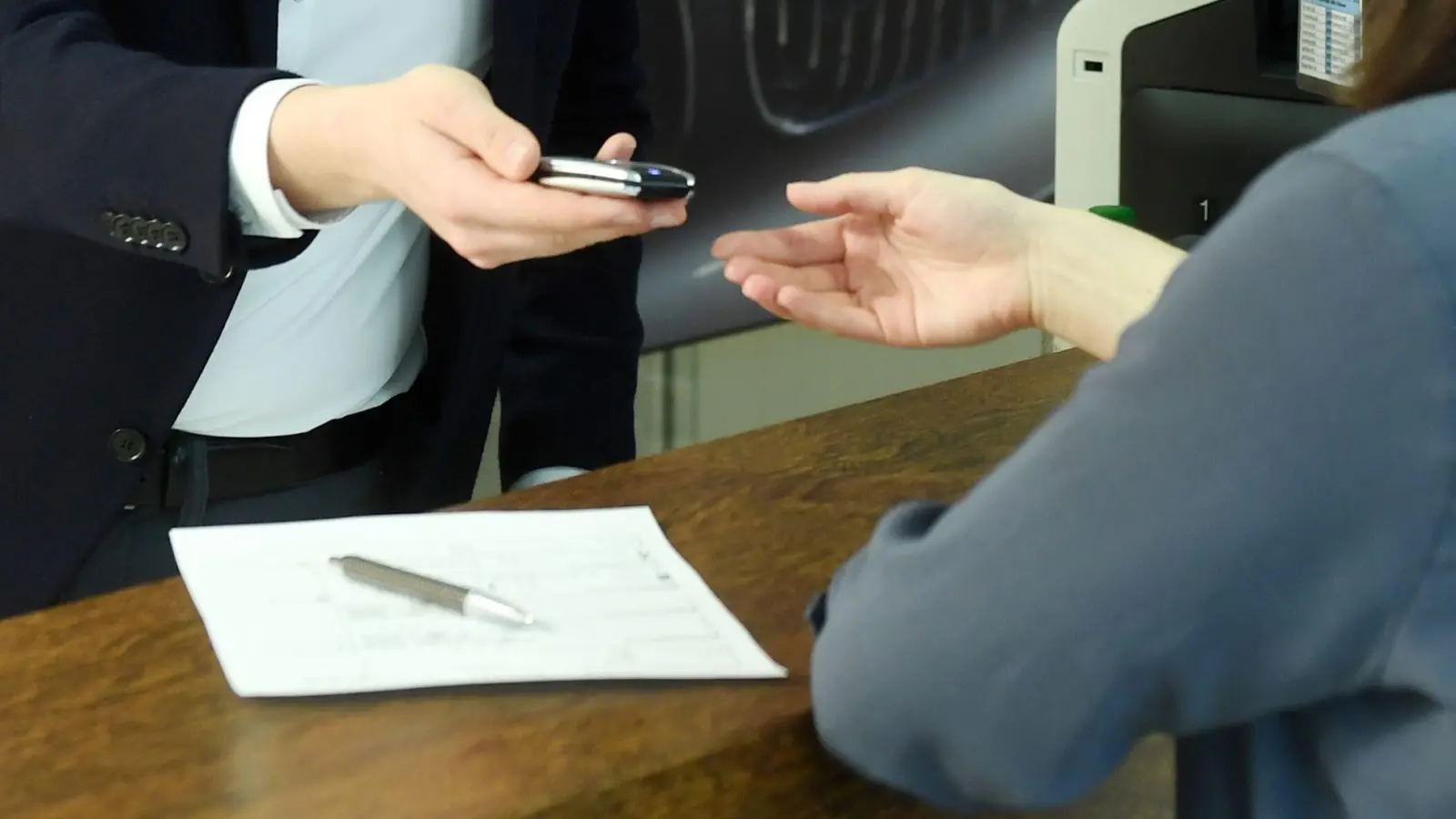 Wenn man sein Auto beim Händler in Zahlung oder nach einem Leasingvertrag zurückgibt, wird es sehr genau geprüft. (Foto: Tobias Hase/dpa-tmn)