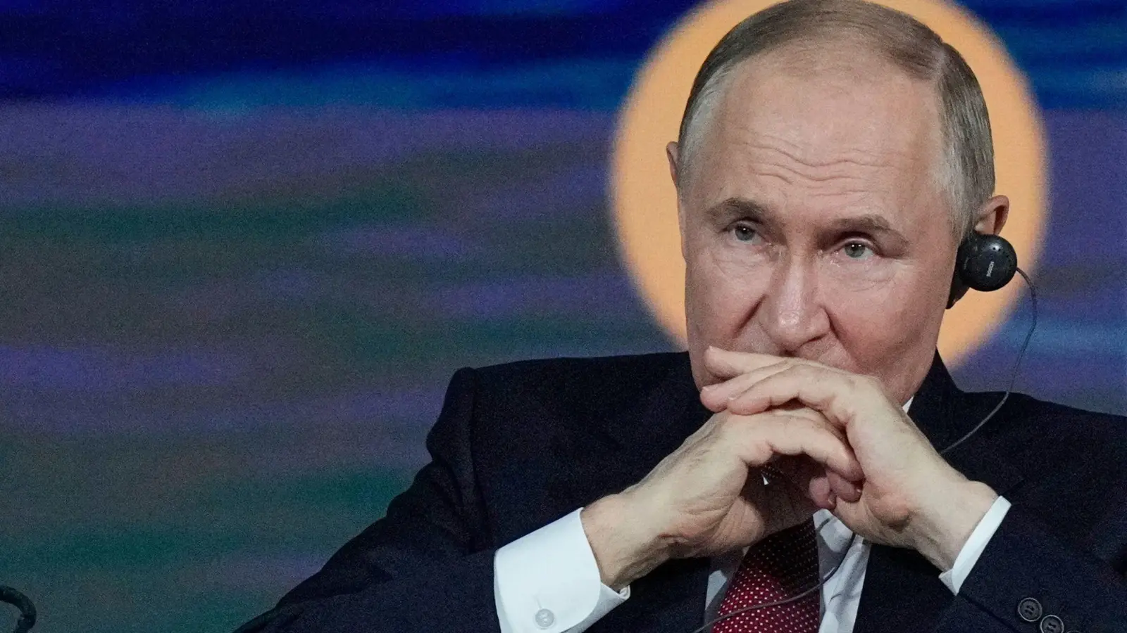 Kremlchef Putin versucht, der russischen Wirtschaft eine Rezession zu verbieten. (Foto: Dmitri Lovetsky/AP/dpa)