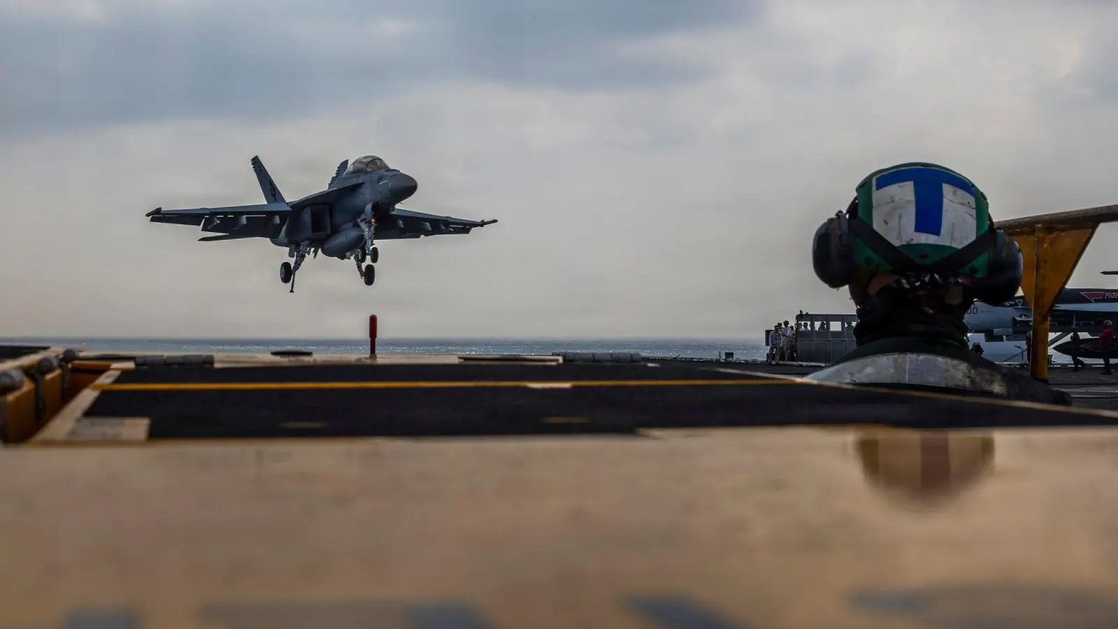 Der Flugzeugträger „USS Abraham Lincoln“ wurde in den Zuständigkeitsbereich des Regionalkommandos des US-Militärs verlegt, das den Nahen Osten inklusive des Irans umfasst. (Handout) (Foto: Seaman Daniel Kimmelman/US Navy/AP/dpa)