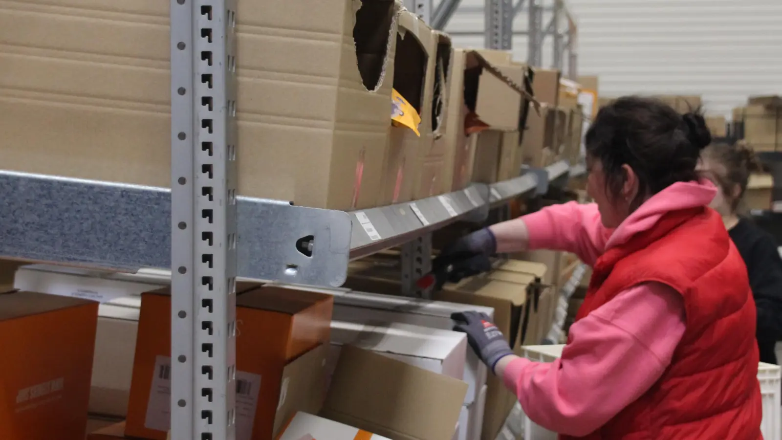 Auch das ist moderne Logistik: Mader übernimmt für Firmen im Onlinehandel das Lagern der Ware, das Verpacken und den Versand zum Endkunden. (Foto: Robert Maurer)