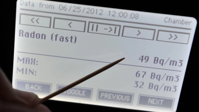 Eine Radonbelastung von 49 Becquerel pro Kubikmeter liegt noch unter den Grenzwerten. Der im Gesetz verankerte Referenzwert beträgt 300 Becquerel pro Kubikmeter Raumluft. (Foto: Hendrik Schmidt/dpa/dpa-tmn)