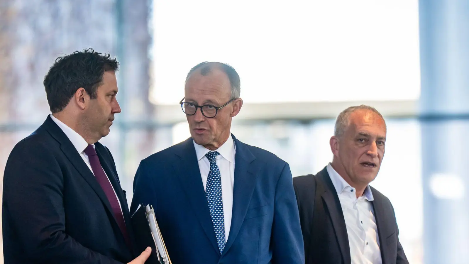 Die Stahlindustrie ist laut Bundeskanzler Merz in einer „existenzbedrohenden Krise“. Bei einem „Stahlgipfel“ im Kanzleramt ging es um Gegenmaßnahmen.  (Foto: Michael Kappeler/dpa)