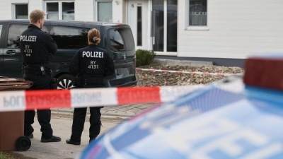 Am Tag nach der Tat liefen in Berngau am Tatort noch Maßnahmen zur Spurensicherung. (Foto: Daniel Löb/dpa)