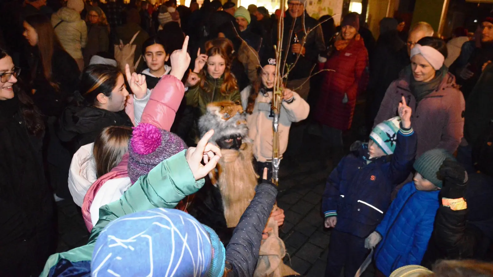 Bei der Frage, wer ein Gedicht aufsagen oder Lied singen kann, gingen viele Finger nach oben. (Foto: Peter Tippl)