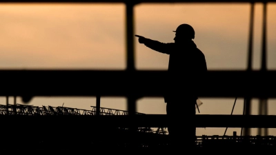 Die Betriebe in Deutschland leiden weiter unter Fachkräftemangel. (Archivbild) (Foto: Julian Stratenschulte/dpa)