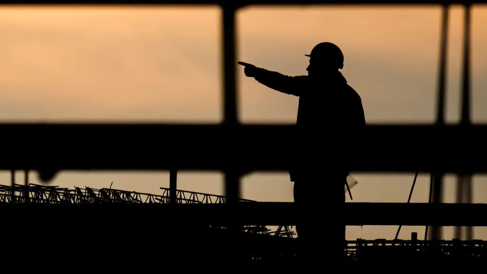 Die Betriebe in Deutschland leiden weiter unter Fachkräftemangel. (Archivbild) (Foto: Julian Stratenschulte/dpa)
