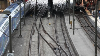 Die Reparaturarbeiten werden noch einige Stunden in Anspruch nehmen.  (Foto: Marcus Brandt/dpa)